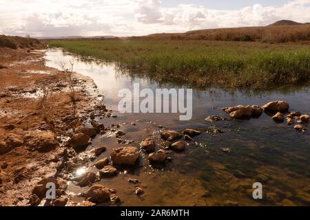 un guado attraverso il fiume Draa nel sud del Marocco Foto Stock