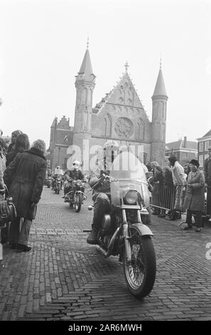 Motociclisti dimostrano al Binnenhof contro l'assegnazione di 8 litri di benzina per settimana Motociclisti guidare oltre il Binnenhof Data: 5 gennaio 1974 posizione: L'Aia, Zuid-Holland Parole Chiave: Benzina, dimostrazioni, moto, motociclisti Foto Stock