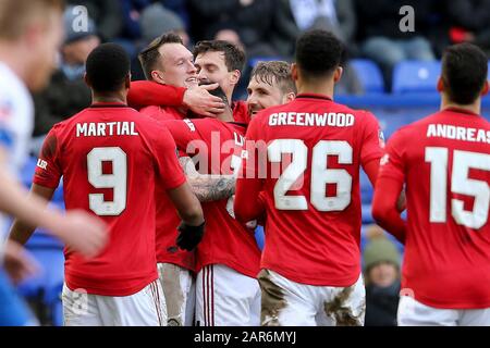 Birkenhead, Regno Unito. 26th Gen 2020. Phil Jones di Manchester United (2nd da sinistra) festeggia con i suoi compagni di squadra dopo aver segnato il suo gol 4th. The Emirates fa Cup, 4th round match, Tranmere Rovers v Manchester Utd at Prenton Park, Birkenhead, Wirral domenica 26th gennaio 2020. Questa immagine può essere utilizzata solo per scopi editoriali. Solo uso editoriale, licenza richiesta per uso commerciale. Nessun uso nelle scommesse, nei giochi o in un singolo club/campionato/giocatore publications.pic by Chris Stading/Andrew Orchard sports photography/Alamy Live News Credit: Andrew Orchard sports photography/Alamy Live News Foto Stock