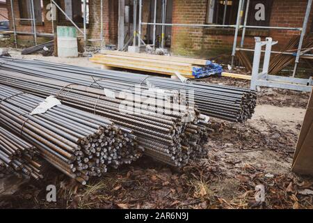 su un cantiere vi sono molti fasci di supporti in acciaio per intrecciare Foto Stock