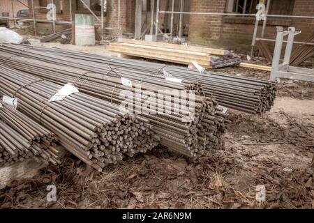 su un cantiere vi sono molti fasci di supporti in acciaio per intrecciare Foto Stock