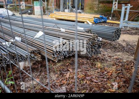 su un cantiere vi sono molti fasci di supporti in acciaio per intrecciare Foto Stock