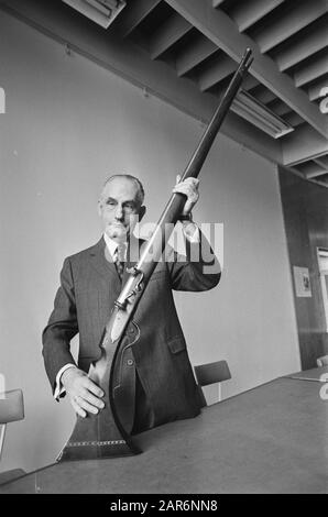 Muskets e pistole nel Rijksmuseum dal 13 luglio al 15 settembre; Rijksmuseum Direttore Van Schendel con una delle armi del 17th secolo Data: 12 luglio 1974 Parole Chiave: Pistole, armi, musei Foto Stock