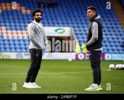 Mohamed Salah di Liverpool (a sinistra) e Roberto Firmino in campo prima della quarta partita della fa Cup a Montgomery Waters Meadow, Shrewsbury. Foto Stock