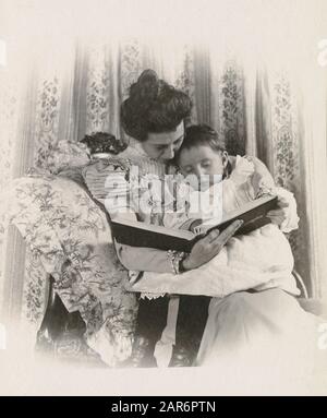 Antique 1898 fotografia, New York donna e bambino guardando album di foto. Location: Italy. FONTE: FOTOGRAFIA ORIGINALE Foto Stock