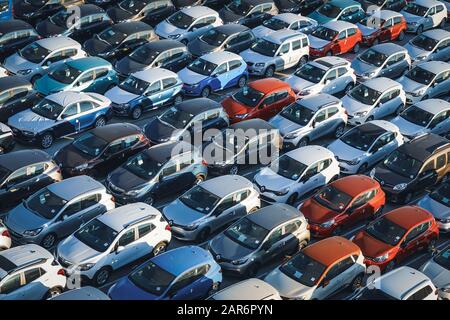 File di auto nuove in attesa di essere vendute. Foto Stock