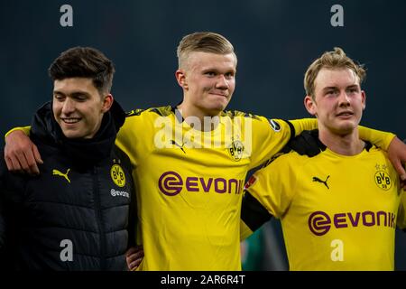 24 gennaio 2020, Renania Settentrionale-Vestfalia, Dortmund: Calcio: Bundesliga, 19th matchday Borussia Dortmund - 1 FC Colonia, 19th matchday al Signal-Iduna-Park. Da sinistra Leonardo Balerdi di Dortmund, Erling Braut Haaland e Julian Brandt acclamano davanti ai tifosi sullo stand a sud dopo il fischio finale. Foto: David Inderlied/dpa - NOTA IMPORTANTE: In conformità con le norme del DFL Deutsche Fußball Liga e del DFB Deutscher Fußball-Bund, è vietato sfruttare o sfruttare nello stadio e/o dal gioco fotografato sotto forma di immagini di sequenza e/o video-l Foto Stock