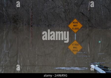 La strada di segnaletica stradale allagata potrebbe allagarsi nell'Ohio River Ohio Foto Stock