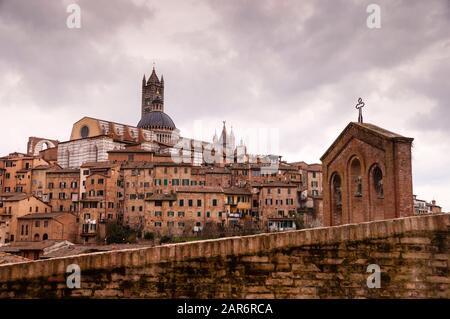 Siena romanica, Italia e Cattedrale gotica di Siena. Foto Stock