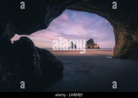 Alba a Wharariki spiaggia, Nuova Zelanda Foto Stock