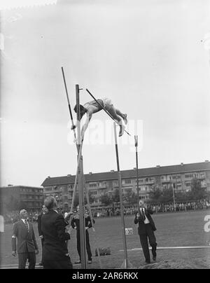 Concorso Internazionale di Atletica Pro Patria Rotterdam, pole vault uomini Data: 3 Luglio 1955 Località: Rotterdam, South-Holland Parole Chiave: Atletica, sport Foto Stock
