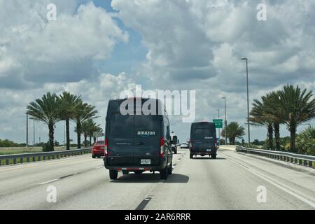 29/08/2019 Contea di Broward Florida Più veicoli di consegna Amazon prime su strada per consegnare i pacchetti. Foto Stock