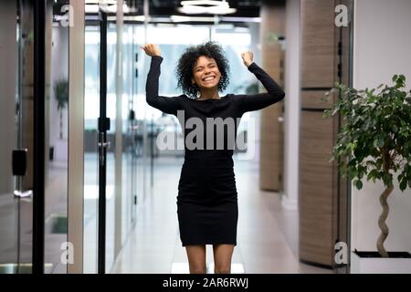 Giovane ragazza afroamericana che celebra il successo personale di affari. Foto Stock