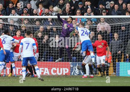 Birkenhead, Regno Unito. 26th Gen 2020. Sergio Romero, portiere del Manchester United, prende il pugile. The Emirates fa Cup, 4th round match, Tranmere Rovers v Manchester Utd at Prenton Park, Birkenhead, Wirral domenica 26th gennaio 2020. Questa immagine può essere utilizzata solo per scopi editoriali. Solo uso editoriale, licenza richiesta per uso commerciale. Nessun uso nelle scommesse, nei giochi o in un singolo club/campionato/giocatore publications.pic by Chris Stading/Andrew Orchard sports photography/Alamy Live News Credit: Andrew Orchard sports photography/Alamy Live News Foto Stock