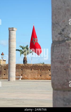 Bandiere marocchine battenti vicino al Mausoleo di Mohammed V e Hassan Tower, Rabat, Marocco Foto Stock