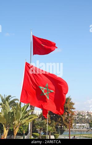 Bandiere marocchine battenti vicino al Mausoleo di Mohammed V e Hassan Tower, Rabat, Marocco Foto Stock