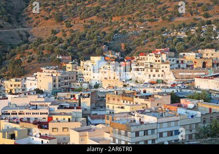 La città collinare di Moulay Idriss Zerhoun, Fes-Meknes regione del Marocco settentrionale Foto Stock