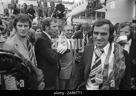 Squadra olandese di ritorno da Monaco a Schiphol, giocatori Schiphol Data: 8 luglio 1974 Località: Noord-Holland, Schiphol Parole Chiave: Elftallen Foto Stock