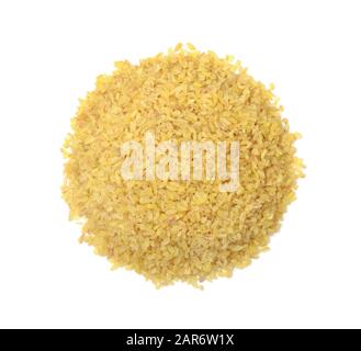 Mucchio di secco di Bulgur di grano isolato su sfondo bianco. Vista dall'alto. Foto Stock