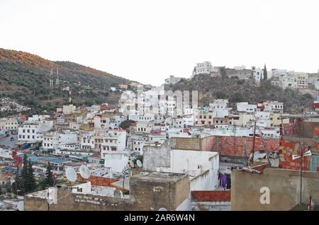 La città collinare di Moulay Idriss Zerhoun, Fes-Meknes regione del Marocco settentrionale Foto Stock