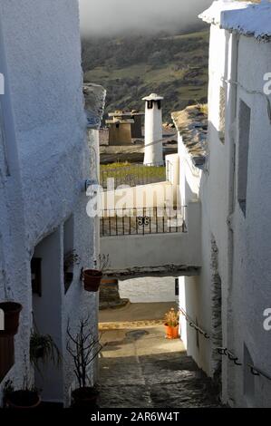 Un tipico vicolo nel pittoresco villaggio di pietra di Capileira. Il villaggio fu originariamente costruito dagli arabi berberi. Foto Stock