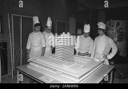 Banca Olandese A Sugar. Mostra nella scuola di pasticceria nella Wibautstraat Data: 5 aprile 1968 Parole Chiave: Pasticceri, Mostre, scuole Foto Stock