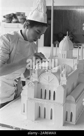 Banca Olandese A Sugar. Mostra nella scuola di pasticceria di Wibautstraat. Alunni al lavoro Data: 5 aprile 1968 Parole Chiave: Pasticceri, Mostre, PUPELLS, scuole Foto Stock