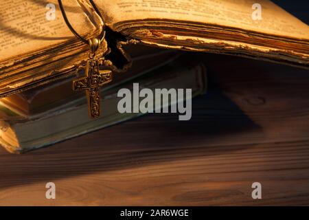 Rosario e croce sulla vecchia bibbia antica. Foto Stock