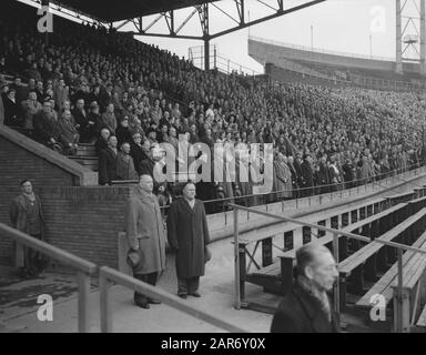 Un minuto di silenzio in memoria del disastro aereo nel Manchester United. Probabilmente lo Stadio Olimpico di Amsterdam, 9 febbraio 1958 un minuto di silenzio a causa del crash aereo del Manchester United. Data 9 Febbraio 1958. Forse Stadio Olimpico Di Amsterdam; Foto Stock