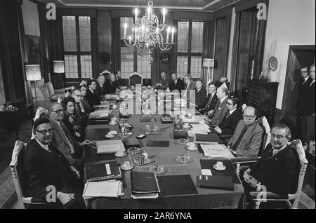 Nuovo Consiglio Dei Ministri Catshuis; Van Aardenne, Van Der Stee, Gardeniers, Ginjaar, Peynenburg, Pais, Kruisinga, Albeda E Beelaerts Van Blokland Data: 23 Dicembre 1977 Parole Chiave: Consigli Dei Ministri Nome Personale: Albeda, Wil, Gardeniers, Til, Ginjaar, Leendert, Kruisinga, Roelinga Foto Stock