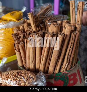 Bastoncini di cannella in un sacchetto sul mercato, orientamento quadrato. Foto Stock