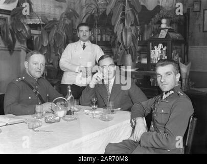 Viaggio In Lituania Novy Troky (Trakai). Due luogotenenti dell'esercito polacco e un civile al tavolo in un ristorante, mentre il cameriere orologi Annotazione: Van de poll note: Lasciato Oberl. Ludwick Pagowski e a destra Oberl. Stanislaw Laurentowski, Brygaada K.o.p. Data: 1934 luogo: Lituania, Polonia Parole Chiave: Personale di ospitalità, militare, ufficiali, ristoranti Foto Stock