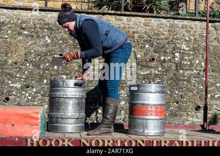 Erzsebet Csak, un assistente per la consegna di dray. Aiuta a caricare diverse botti di birra sulla dray prima di partire presso La famiglia Ganci Norton Brewery Foto Stock