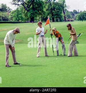 Londra 1970, due coppie che giocano a golf, Royal Wimbledon Golf Club Course, Inghilterra, Regno Unito, GB, Gran Bretagna, Foto Stock