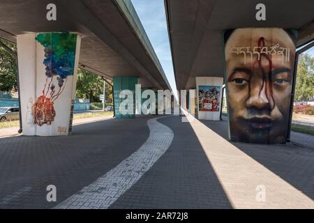 Galleria Tibetana murales alla Rotonda del Tibet nel distretto di Wola della città di Varsavia in Polonia, Street art raffigurante la lotta tibetana per l'autonomia Foto Stock