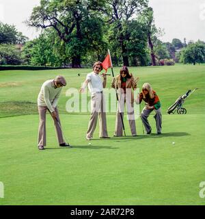 Londra 1970, due coppie che giocano a golf, Royal Wimbledon Golf Club Course, Inghilterra, Regno Unito, GB, Gran Bretagna, Foto Stock