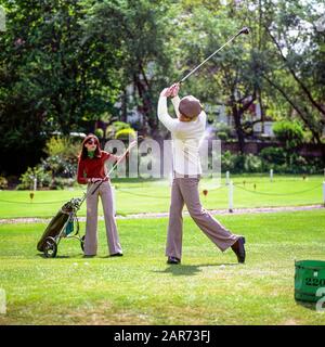 Londra 1970, coppia che gioca a golf, campo Royal Wimbledon Golf Club, Inghilterra, Regno Unito, GB, Gran Bretagna, Foto Stock