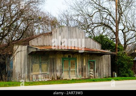 Schwertner, Tx - edificio del negozio Derelict vicino alla strada statale nella piccola città del Texas. Foto Stock