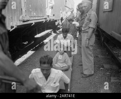 Treno di evacuazione da Gombong l'11 luglio un certo numero di bambini orfani sono stati evacuati dal territorio repubblicano via Gombong al territorio olandese. Tra di loro c'erano alcuni bambini malati e ritardati. Subito dopo l'arrivo del treno repubblicano a Gombong, sono stati portati dalla barella al carro dell'ambulanza olandese Data: 11 luglio 1948 luogo: Batavia, Indonesia, Java, Indie orientali olandesi Foto Stock