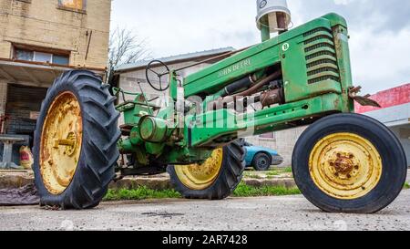 Trattori agricoli John Deere modello B da vendere in piccola città del Texas. Foto Stock