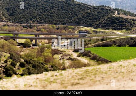 Manisa, Turchia - 17 03, 2019. Vista sul ponte a Kula Manisa con un autobus che passa attraverso. Foto Stock