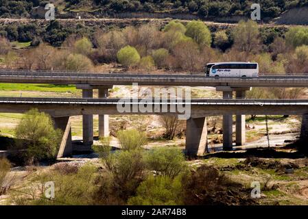 Manisa, Turchia - 17 03, 2019. Vista sul ponte a Kula Manisa con un autobus che passa attraverso. Foto Stock