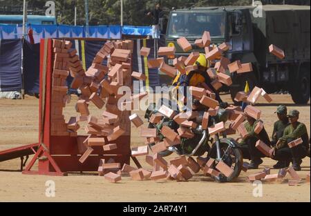 Bangalore, India. 26th Gen 2020. Un motociclista dell'esercito si esibisce durante le celebrazioni del giorno della Repubblica a Bangalore, India, il 26 gennaio 2020. Credit: Str/Xinhua/Alamy Live News Foto Stock