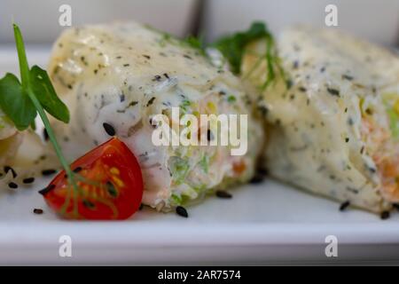Involtini primavera freschi con pomodoro ed erbe. Primo piano. Foto Stock