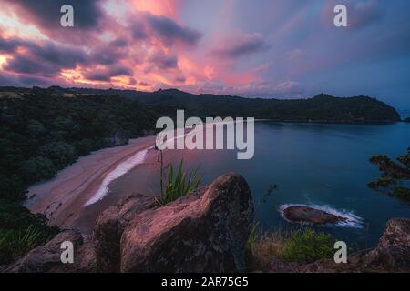 Tramonto Su New Chums Beach, Coromandel, Nuova Zelanda Foto Stock