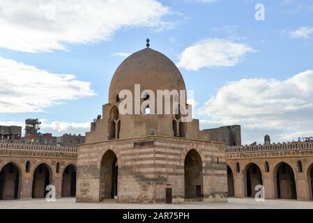 La Moschea di Ahmad Ibn Tulun è la più antica moschea del Cairo situata nella zona islamica, Egitto. Foto Stock