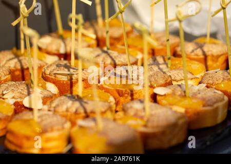 Tartine con pane bianco, pate e miele. Messa a fuoco selettiva. Foto Stock