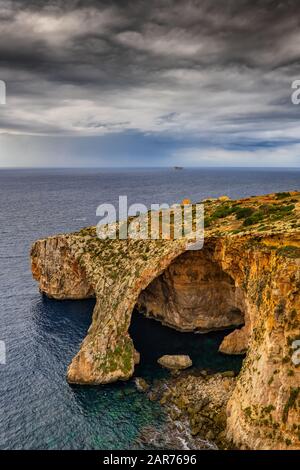 Grotta Azzurra caverna di mare a Malta, punto di riferimento naturale nella costa sud-orientale dell'isola nel Mar Mediterraneo Foto Stock