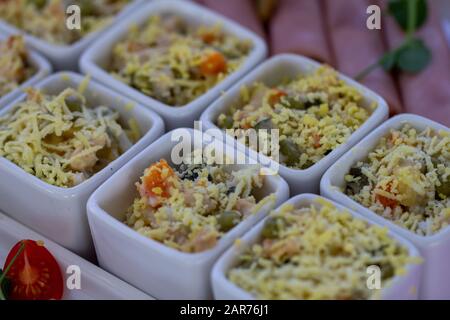 Mini porzioni della tradizionale insalata russa Olivier, primo piano. Foto Stock