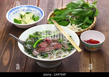 zuppa di noodle di manzo vietnamita fatta in casa Foto Stock